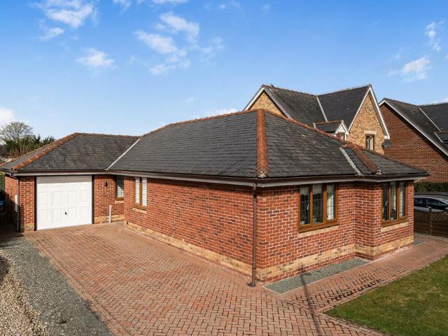 Bungalow for sale in Llandrinio