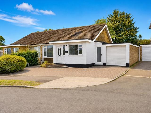 Bungalow for sale in How Wood, Five Acres