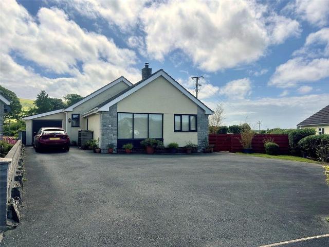 Bungalow for sale in Bryncrug, Wales