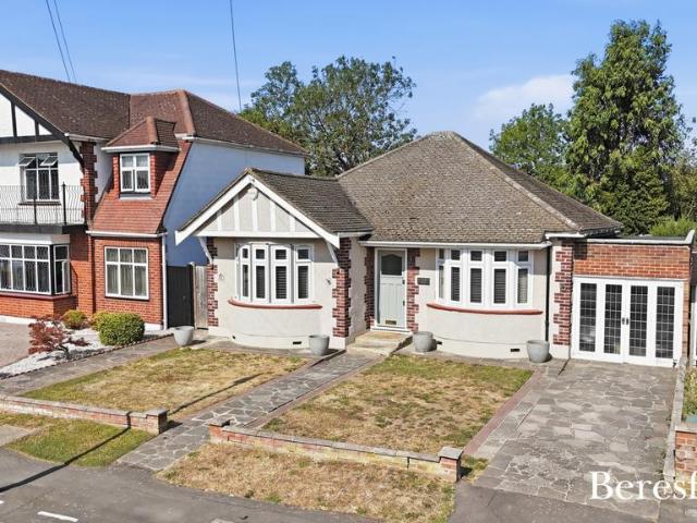 Bungalow for sale in Cranham, Greater London