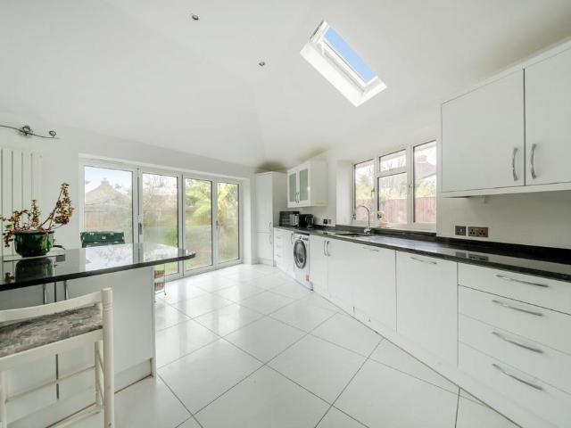 Bungalow for sale in Motspur Park, Greater London