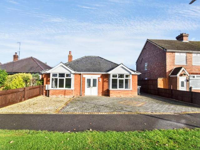 Bungalow for sale in Burgh Le Marsh, East Lindsey