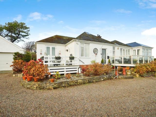 Bungalow for sale in Mynytho, Wales