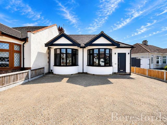 Bungalow for sale in Hornchurch, Greater London