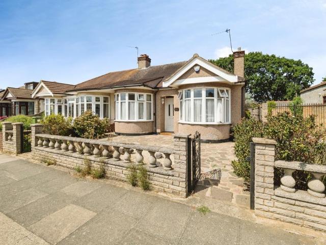 Bungalow for sale in Hornchurch, Greater London