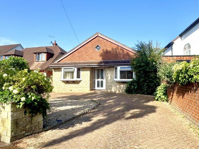 Bungalow for sale in Highway, Maidenhead
