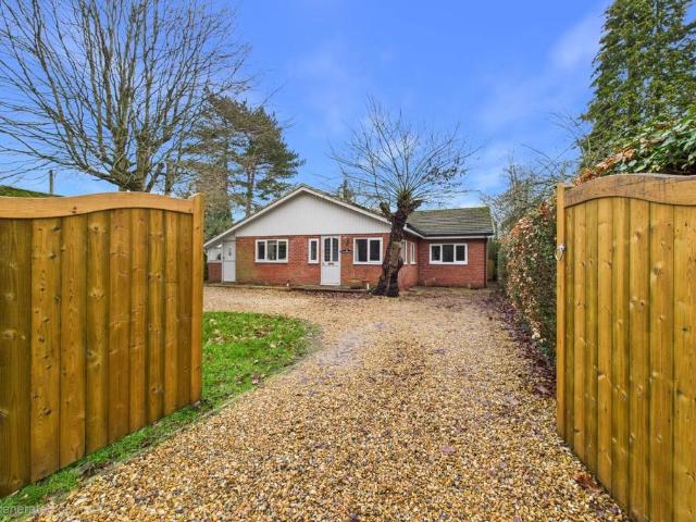 Bungalow for sale in Upper Basildon, West Berkshire