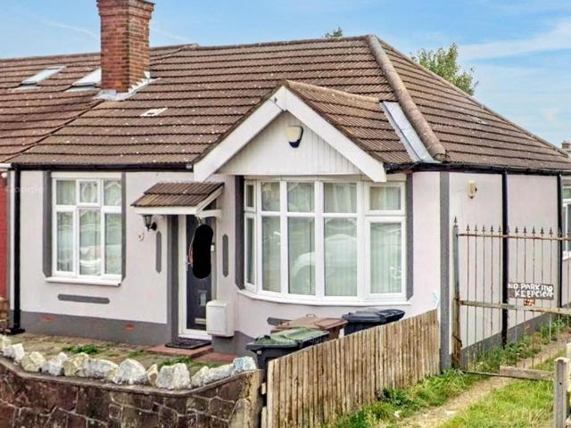 Bungalow for sale in Biscot, Luton