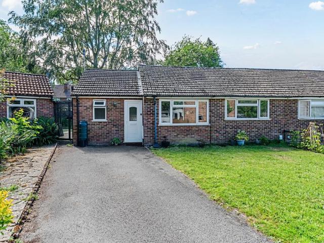 Bungalow for sale in Fleet, Hart