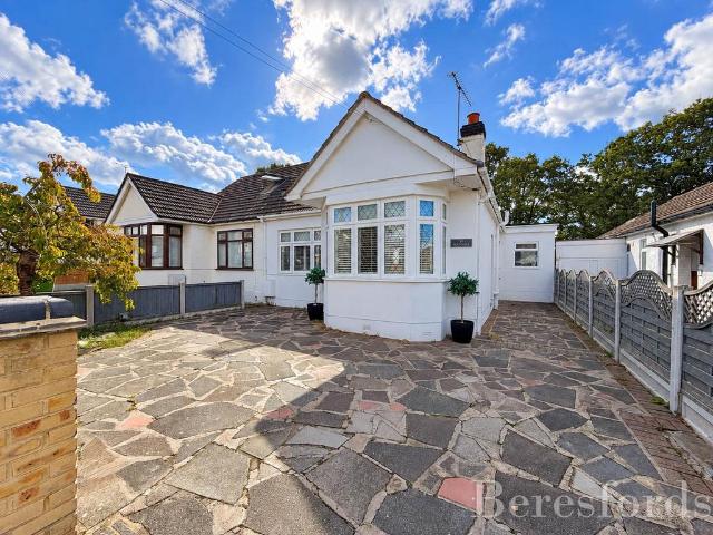 Bungalow for sale in Upminster Bridge, Greater London