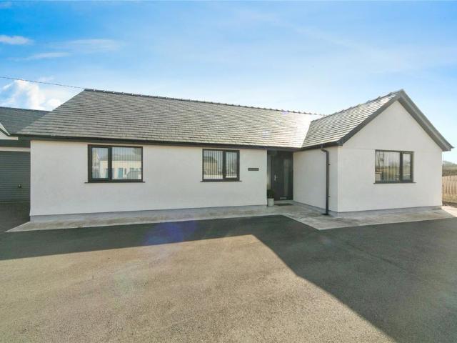 Bungalow for sale in Pontllyfni, Wales