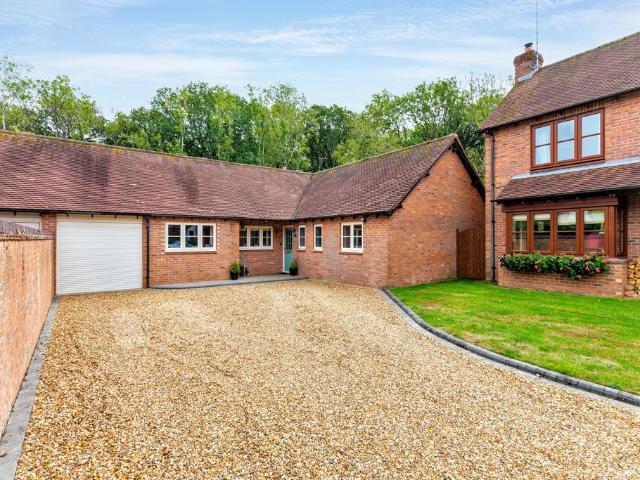 Bungalow for sale in Alderminster, Warwickshire