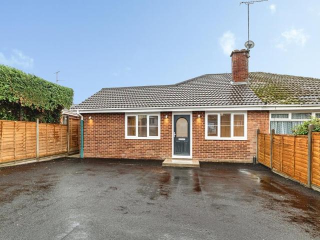 Bungalow for sale in Tadley, Basingstoke and Deane