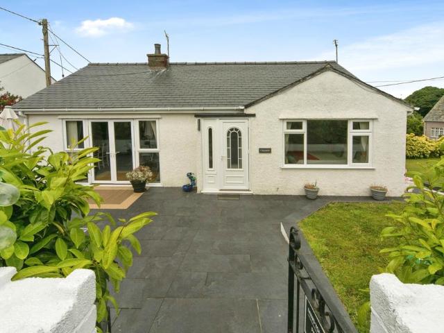 Bungalow for sale in Morfa Nefyn, Wales