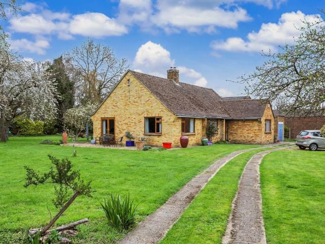 Bungalow for sale in The Slade, Oxfordshire
