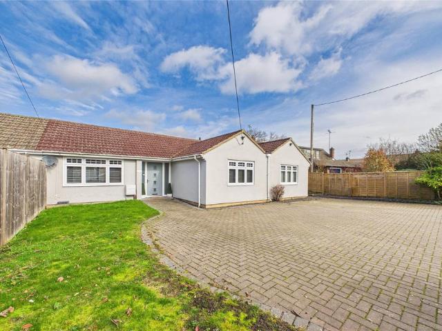 Bungalow for sale in Frogmore, Hart