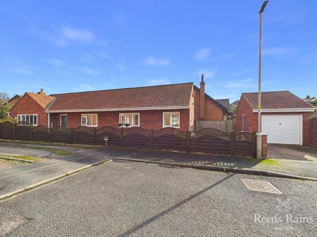 Bungalow for sale in South Cliff, Kepwick