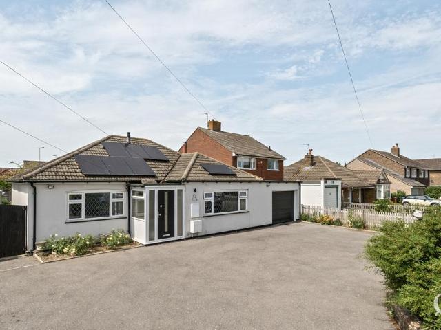 Bungalow for sale in Grove Park, Swale
