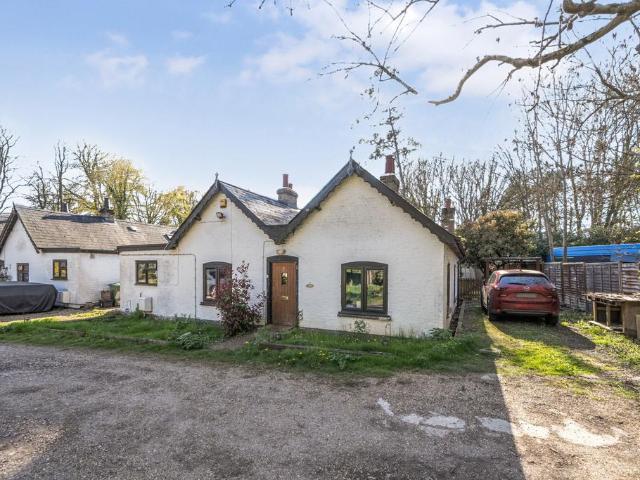 Bungalow for sale in Denham