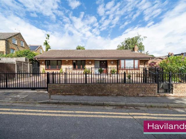 Bungalow for sale in Winchmore Hill, Edmonton