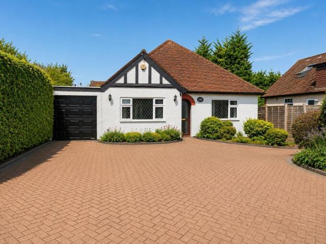 Bungalow for sale in How Wood, Five Acres
