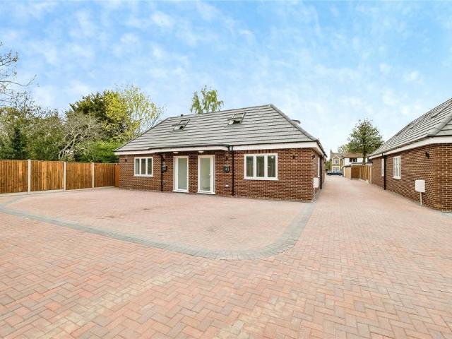 Bungalow for sale in Gidea Park, Greater London