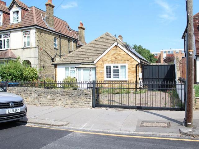 Bungalow for sale in London Borough of Croydon, Addiscombe