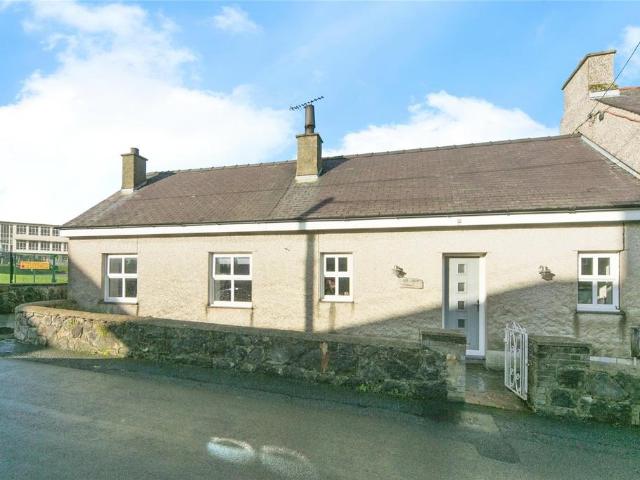 Bungalow for sale in Porth Amlwch, Wales