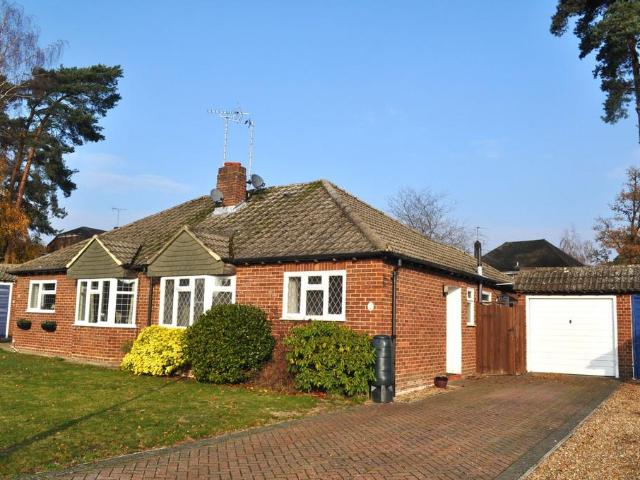 Bungalow for sale in Fleet, Hart
