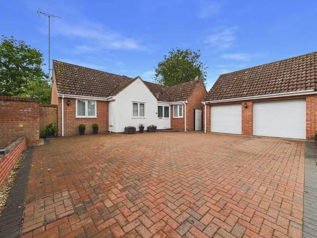 Bungalow for sale in Highwoods, Colchester