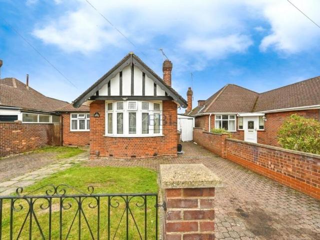 Bungalow for sale in Warden Hill, Luton