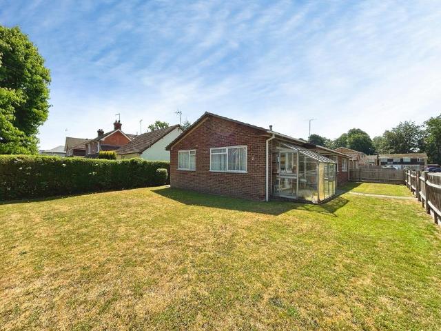 Bungalow for sale in Fleet, Hart