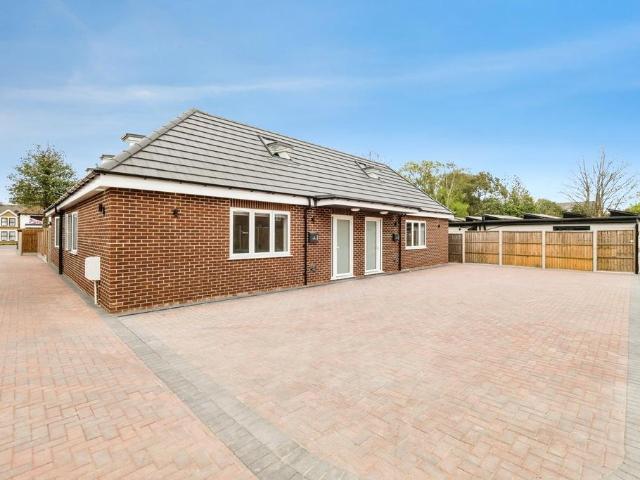 Bungalow for sale in Gidea Park, Greater London