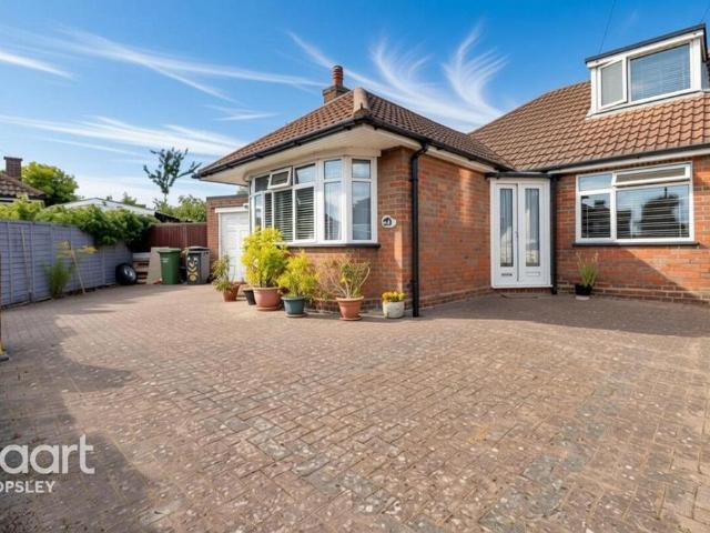Bungalow for sale in Spring Park, Luton