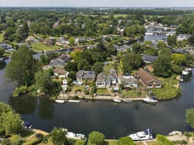 House for sale in Lower Halliford, Surrey