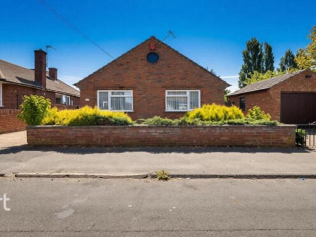 Bungalow for sale in Spring Park, Luton