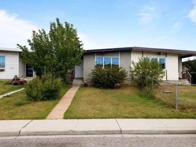Apartment for rent in Bowness, Calgary