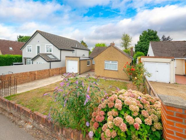 House for rent in How Wood, St Albans