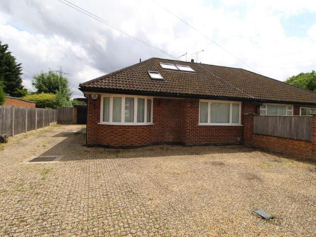 Bungalow for rent in Otterspool, Bushey