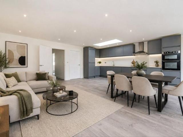 House for rent in Pachesham Park, Surrey