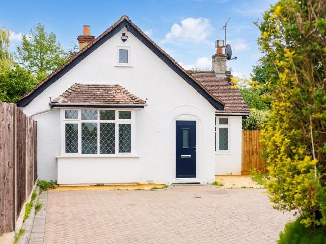 Bungalow for rent in Heol-las, Surrey