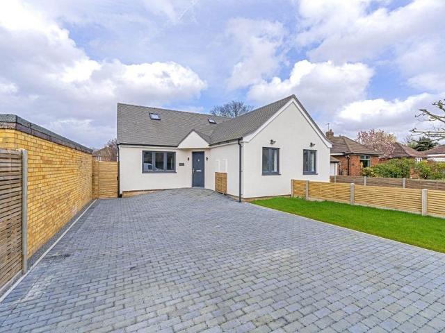 Bungalow for rent in Pachesham Park, Surrey