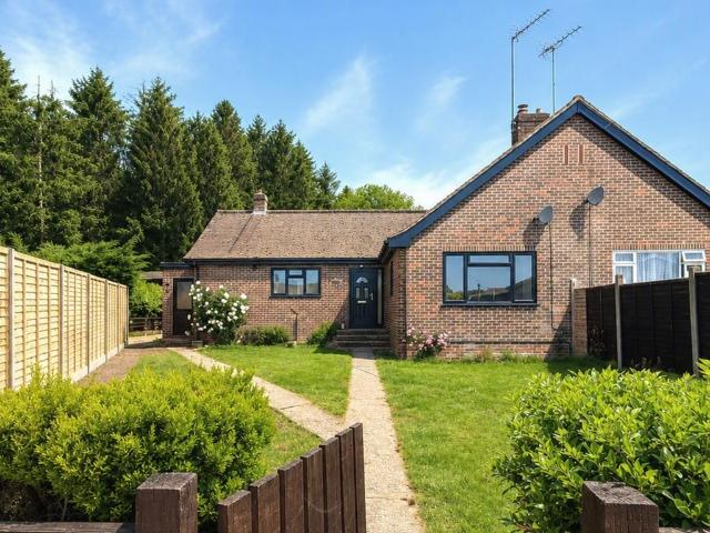 Bungalow for rent in Fole, Surrey