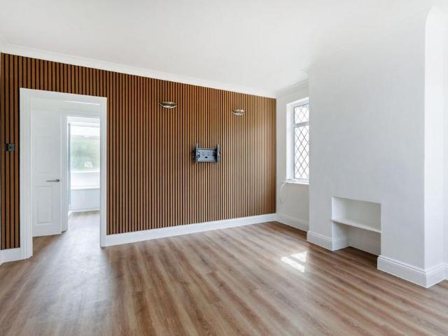 House for rent in Heol-las, Surrey