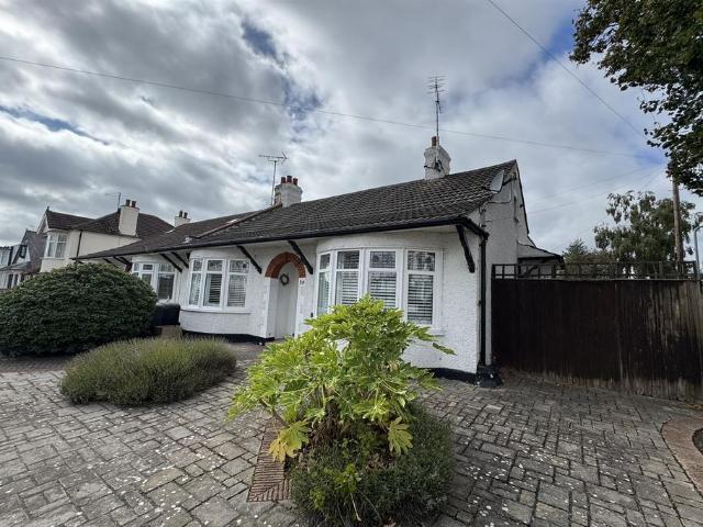 Bungalow for rent in Alton Barnes, Essex