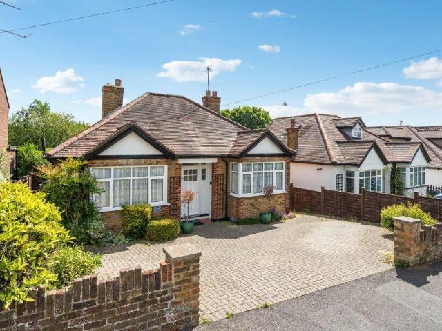 Bungalow for rent in Chalfont St. Peter, Denham