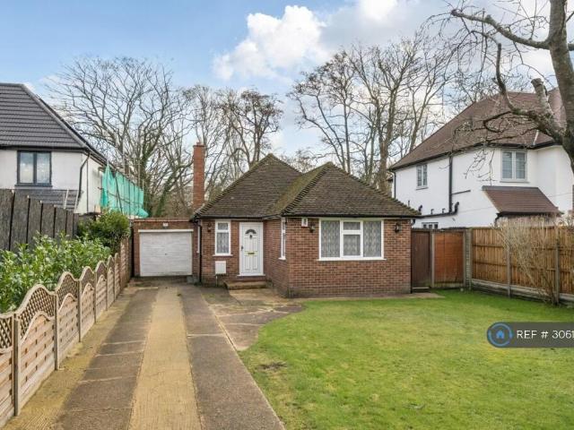 Bungalow for rent in London Borough of Hillingdon, Greater London