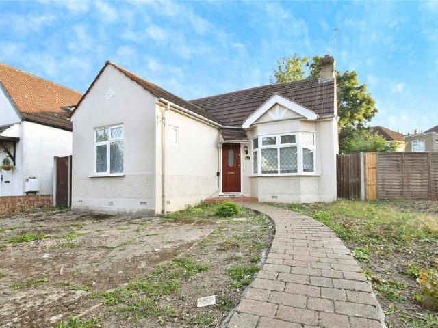 Bungalow for rent in Gidea Park, Greater London