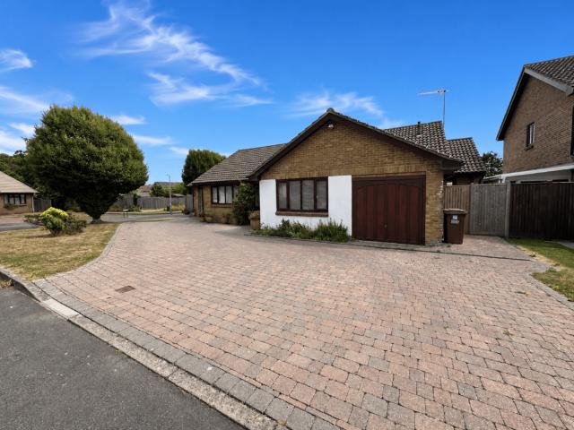 Bungalow for rent in Collington, Heathlands