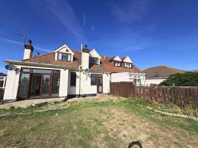 Bungalow for rent in London Borough of Barking and Dagenham, Greater London